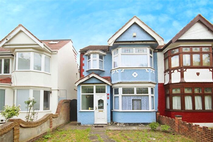 4 Bedroom Semi-Detached House To Rent In Woodford Aveune, Ilford, IG4