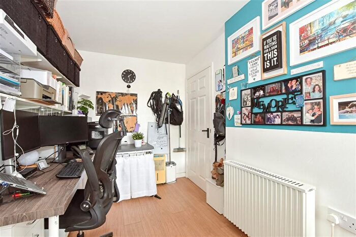 2 Bedroom Flat For Sale In Framfield Road, Uckfield, East Sussex, TN22