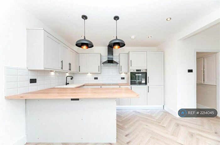 3 Bedroom Semi-Detached House To Rent In Dewsbury Road, Leeds, LS11