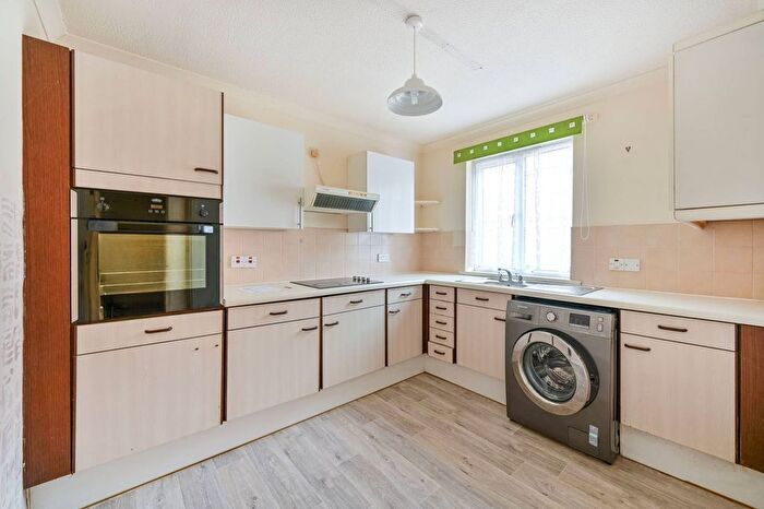 1 Bedroom Flat For Sale In Chichester Close, Hampton, TW12