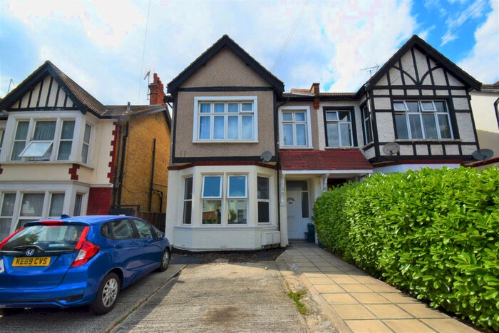 2 Bedroom Flat To Rent In Valkyrie Road, Westcliff-On-Sea, SS0