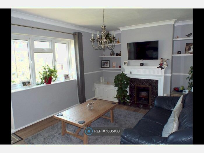 2 Bedroom Flat To Rent In Marlowe Gardens, Romford, RM3