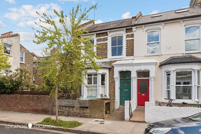 2 Bedroom Apartment For Sale In Leswin Road, London, N16