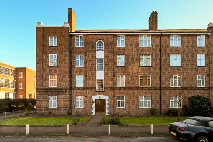 2 Bedroom Flat To Rent In Norbiton Hall, Kingston, Kingston Upon Thames, KT2