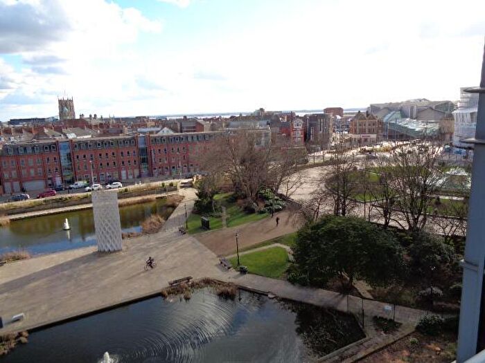 2 Bedroom Flat To Rent In Queens Court, Queens Dock Avenue, Hull, HU1