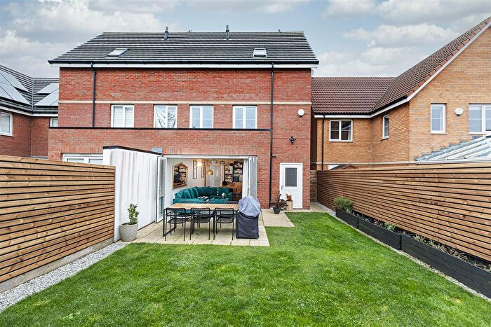 4 Bedroom Semi Detached House For Sale In Weavers Way, Scholes, Cleckheaton, BD19