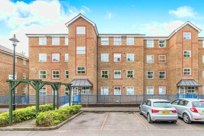 2 Bedroom Flat To Rent In River Bank Close, Maidstone, Kent, ME15