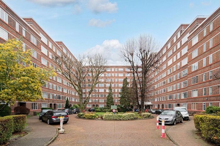2 Bedroom Flat For Sale In Balham High Road, Balham, London, SW17