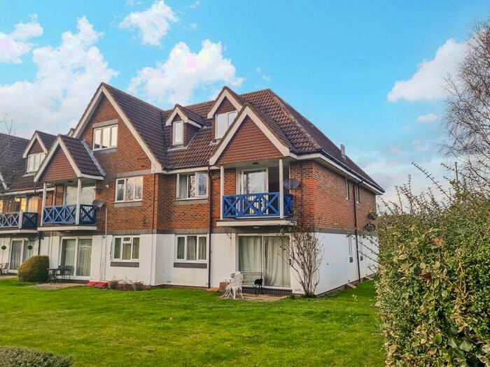 1 Bedroom Flat To Rent In Poplars Court - Near Ash Station, GU12