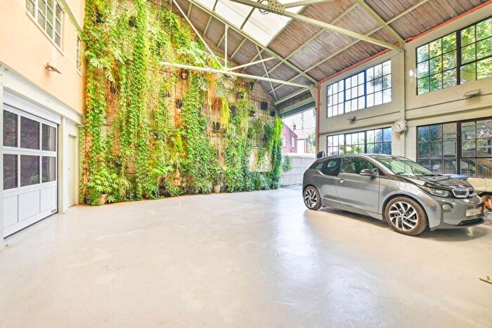 5 Bedroom Penthouse To Rent In Wotton Road, Gladstone Park, NW2