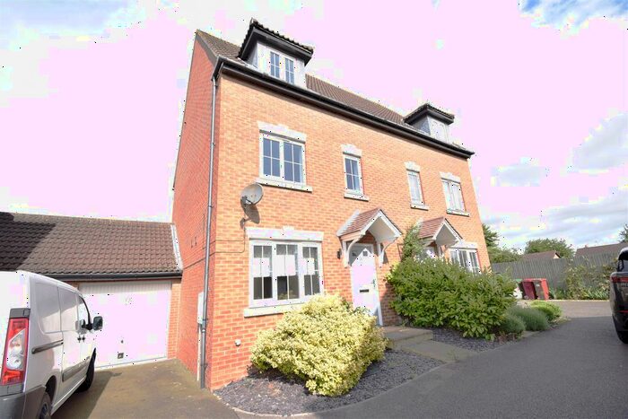 3 Bedroom Town House To Rent In Saffre Close, Winterton, Scunthorpe, DN15