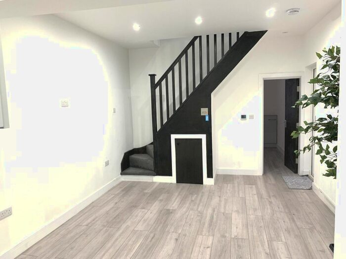 5 Bedroom Terraced House To Rent In Windmill Road, Slough SL1