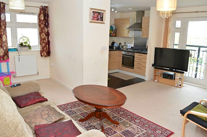 2 Bedroom Flat To Rent In Alpine Close, West Ewell, Surrey, KT19