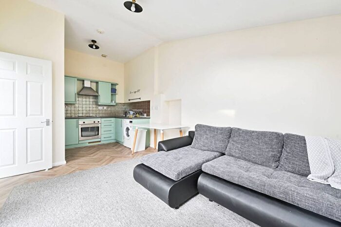 2 Bedroom Flat To Rent In Racton Road, Fulham, London, SW6