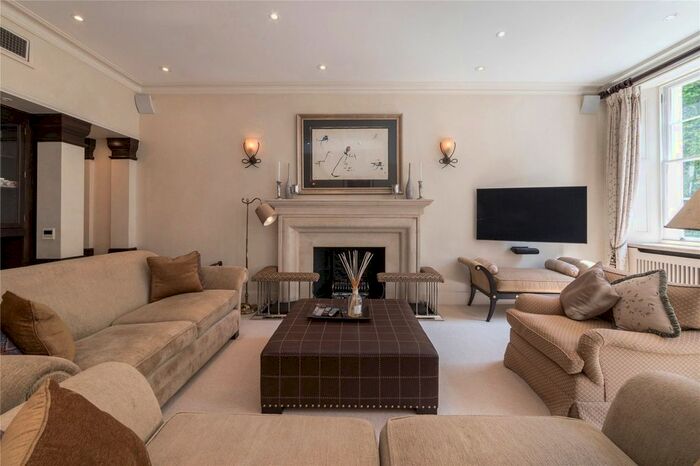 3 Bedroom Flat To Rent In Hyde Park Square, London, W2