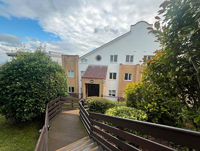 2 Bedroom Apartment To Rent In Undercliff Gardens, Leigh-on-Sea, Essex, SS9