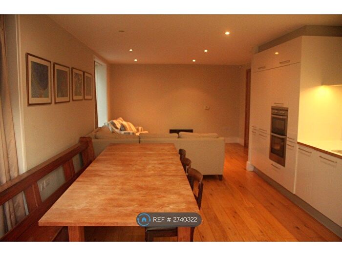 2 Bedroom Flat To Rent In Brooklands Avenue, Cambridge, CB2