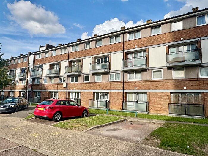 3 Bedroom Maisonette To Rent In Glaisdale, Luton, LU4