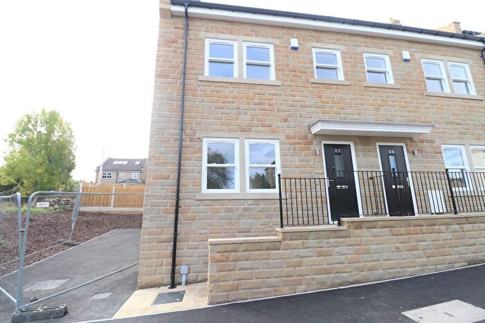 3 Bedroom Detached House To Rent In Fartown, Pudsey, West Yorkshire, LS28