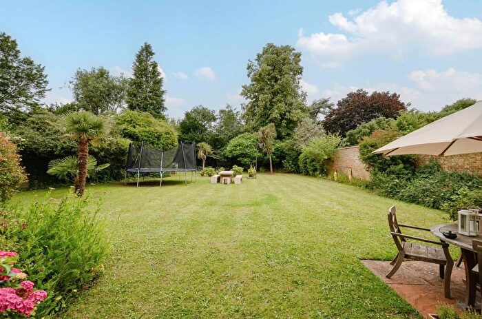 3 Bedroom Flat To Rent In Lauriston Road, Wimbledon Village, London, SW19