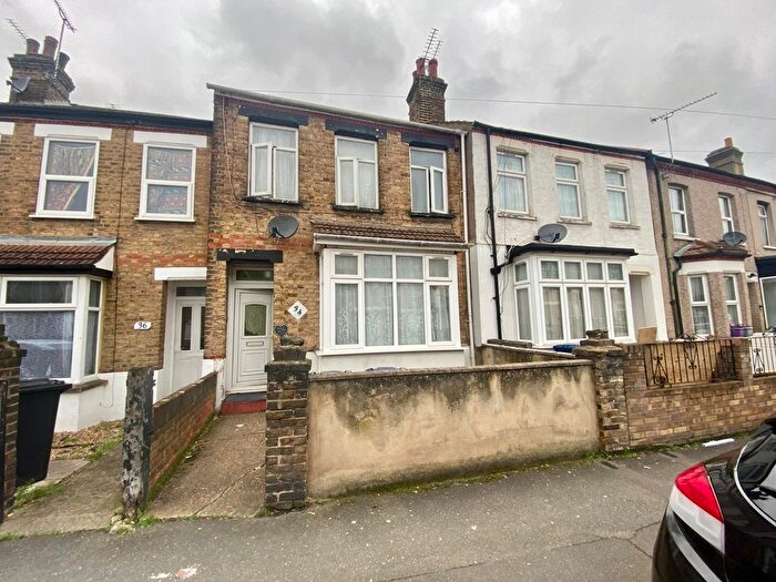 3 Bedroom Terraced House For Sale In Endsleigh Road, Southall, Middlesex, UB2
