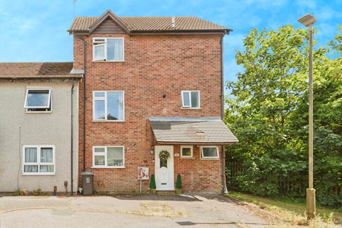 5 Bedroom Semi Detached House For Sale In Pitchens Close, Leicester, Leicestershire, LE4