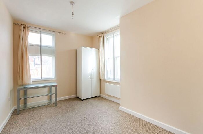 2 Bedroom Flat To Rent In High Street, Acton, London, W3