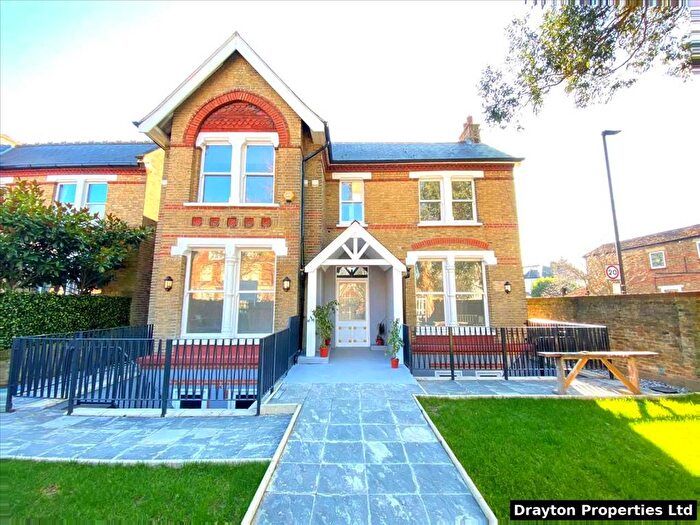 2 Bedroom Flat To Rent In Castlebar Road, Ealing, W5