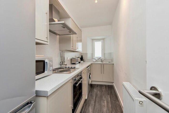 2 Bedroom Flat To Rent In Pitfour Street, West End, Dundee, DD2