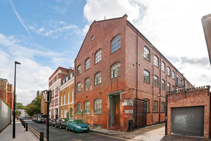 Flat To Rent In Fairclough Street, Constantine Court, E1