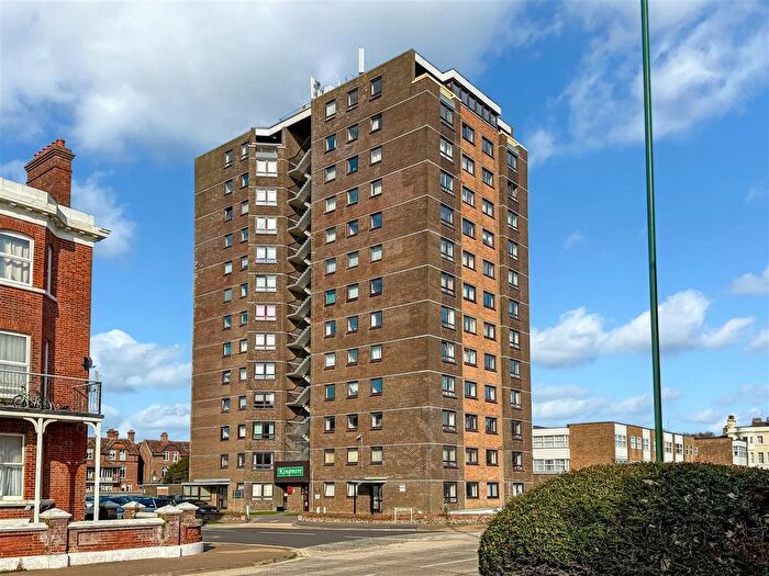 2 Bedroom Flat For Sale In South Terrace, Littlehampton, BN17