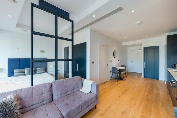 Flat To Rent In City Island Way London, E14