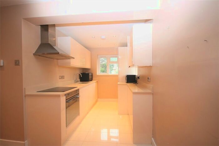 3 Bedroom Flat To Rent In St. Michael's Close, London, N3