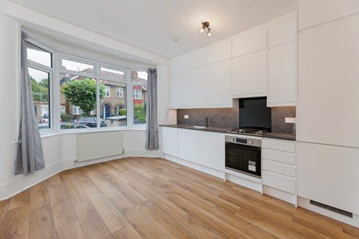 2 Bedroom Flat To Rent In Cannon Hill Lane, London, SW20