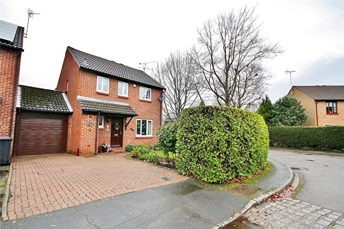 3 Bedroom Detached House To Rent In Alterton Close, Woking, Surrey, GU21