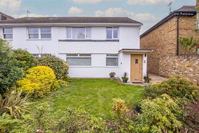 2 Bedroom Flat To Rent In Anlaby Road, Teddington, TW11