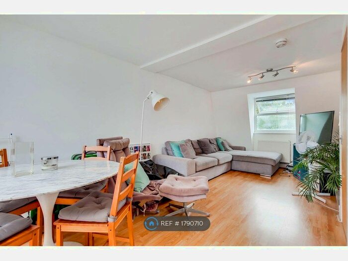 3 Bedroom Flat To Rent In Narford Road, London, E5