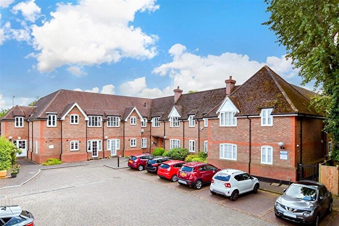 2 Bedroom Flat For Sale In Main Road, Gidea Park, Essex, RM2