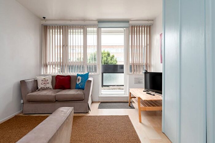 2 Bedroom Flat To Rent In Clearbrook Way, London Sd, Uk, London, E1