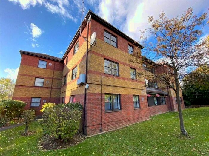 1 Bedroom Flat To Rent In Gibson Close, Isleworth, TW7