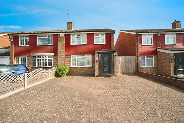 3 Bedroom Semi-Detached House For Sale In Kinross Crescent, Luton, LU3