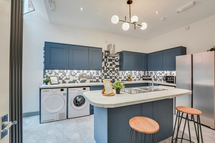 6 Bedroom Terraced House To Rent In Edmund Street, Salford, M6