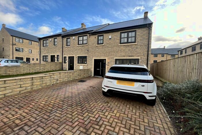 3 Bedroom Semi-Detached House To Rent In Hawkshead Road, Glossop, SK13