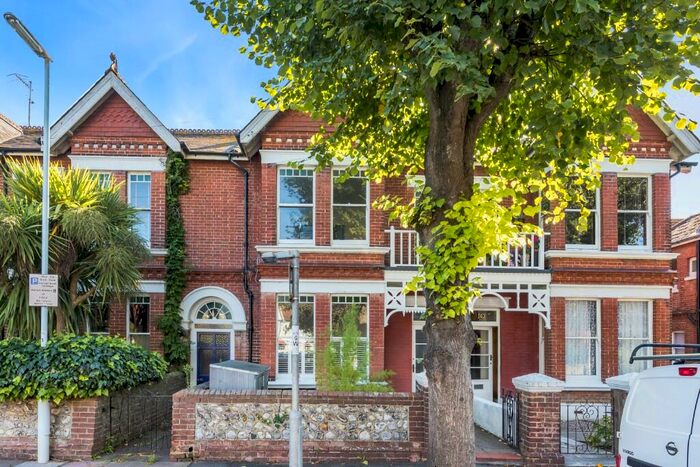 2 Bedroom Flat To Rent In Warwick Gardens, Worthing, West Sussex, BN11