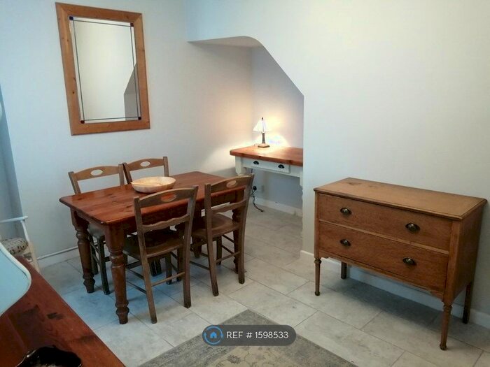 2 Bedroom End Of Terrace House To Rent In William St, Swansea, SA3