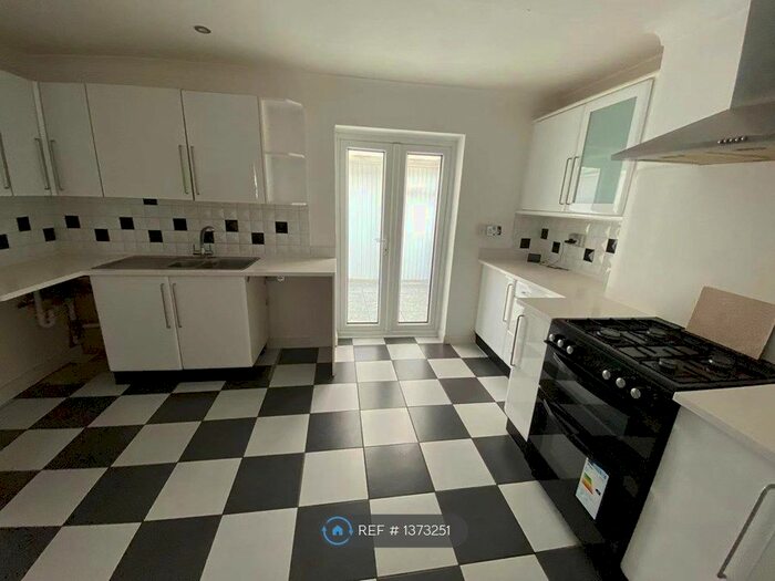 3 Bedroom Semi-Detached House To Rent In Galbraith Close, Bilston, WV14