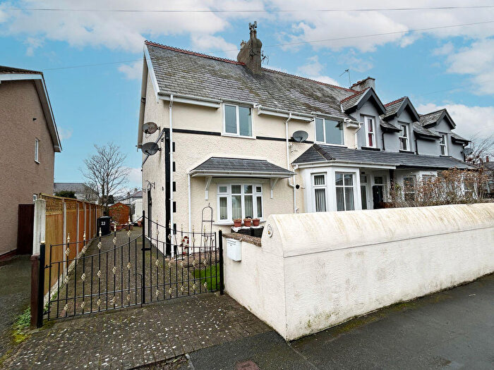 2 Bedroom Flat For Sale In Whinacres, Conwy, LL32