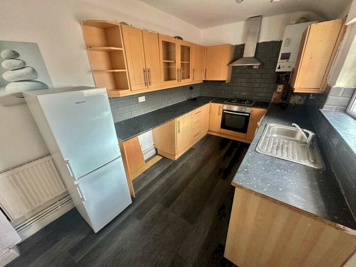 4 Bedroom Semi-Detached House To Rent In Ripon Avenue, Huddersfield, HD2