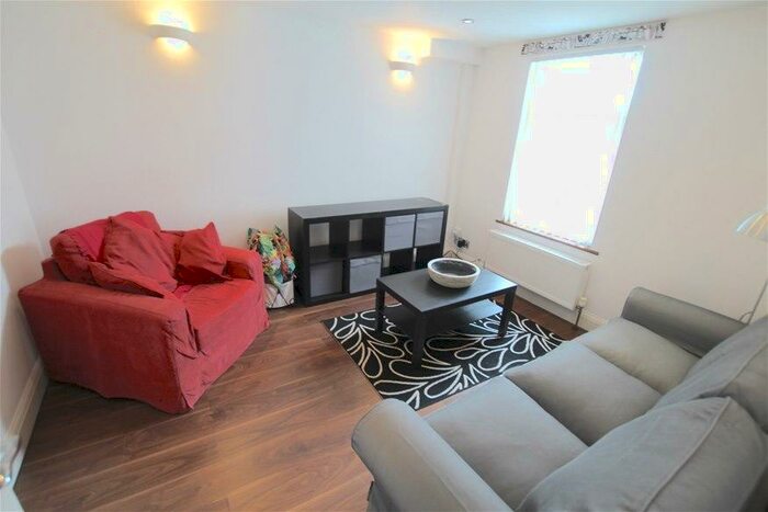 3 Bedroom Flat To Rent In Long Lane, East Finchley, N2