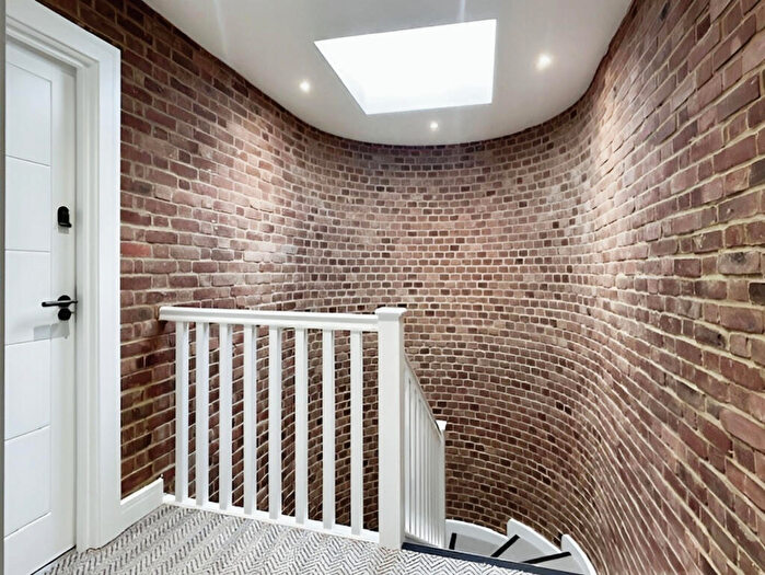 2 Bedroom Apartment To Rent In North Street, Dorking, RH4